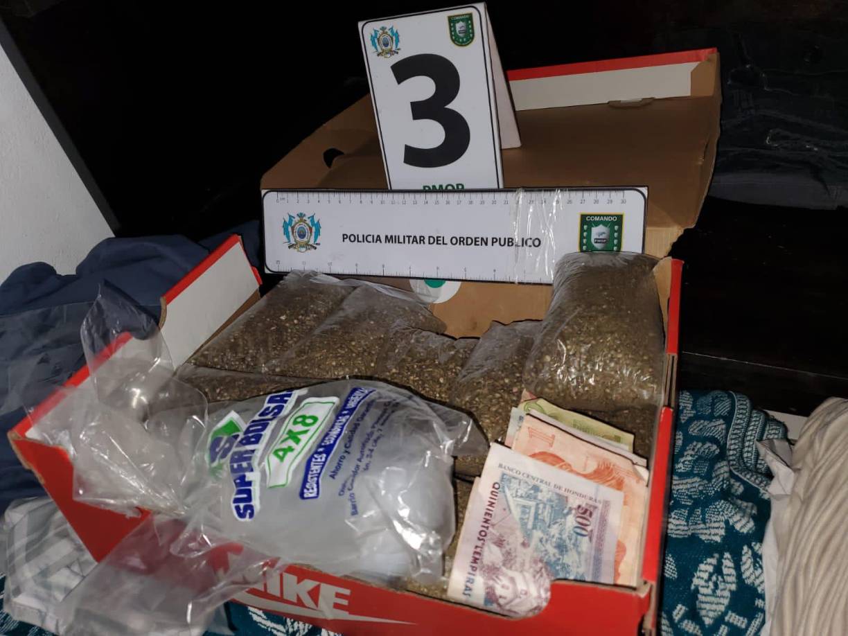 Parte de la supuesta droga decomisada.