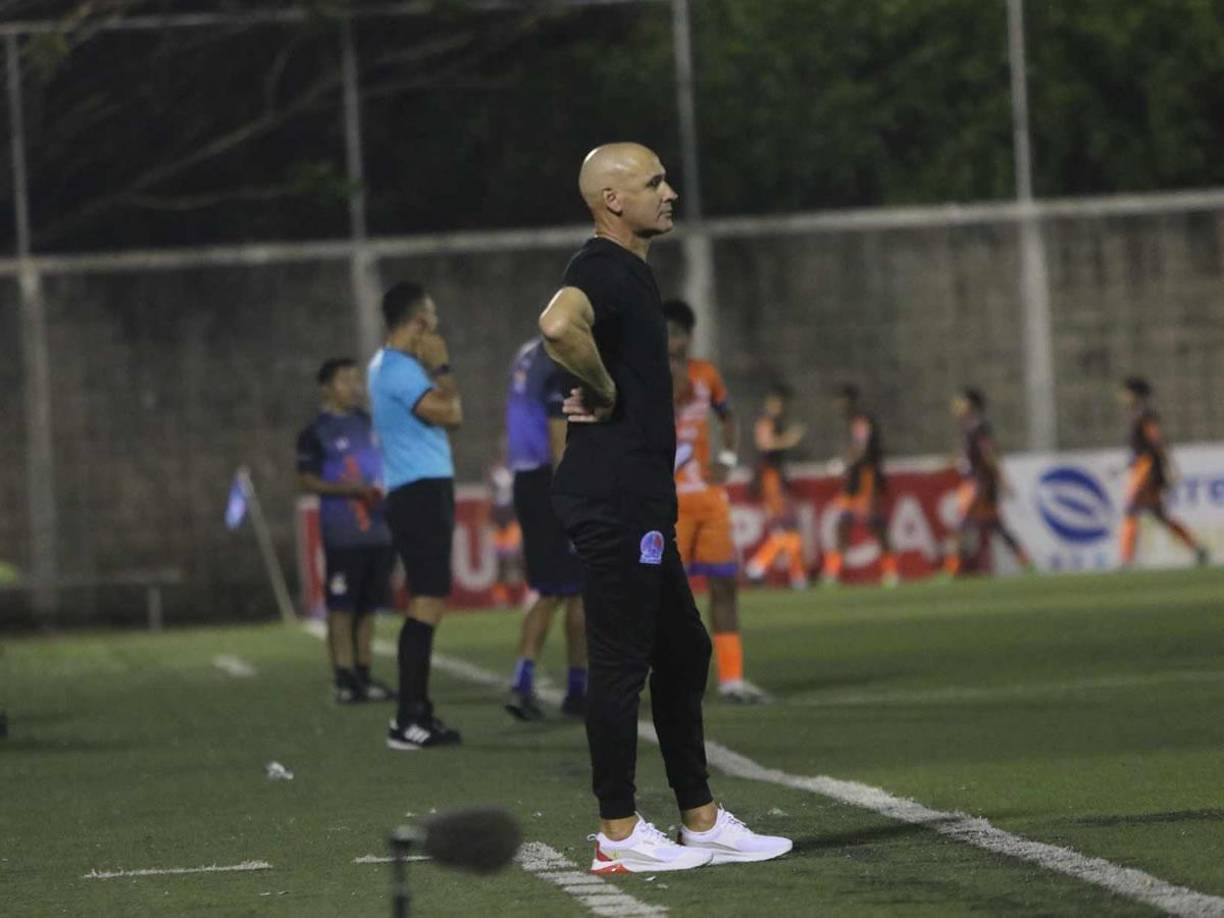 Eduardo Espinel finalmente logró el triunfo en su primer encuentro en el banquillo del León.