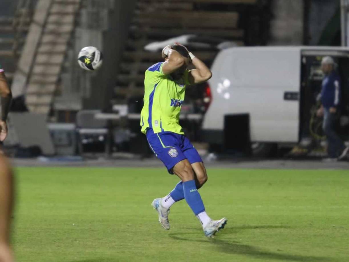 Omar Elvir se lamenta por una ocasión desperdiciada del Olancho FC.