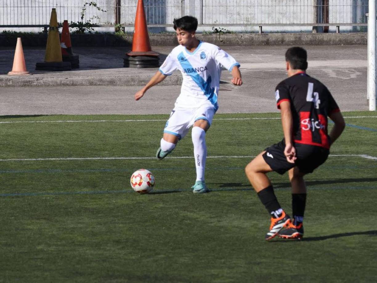 Nicolás Balbás fue el máximo goleador del grupo vigésimo primero de la Liga Delegación de Ferrol tras conseguir anotar 28 dianas en los 18 partidos que disputó. Estas cifras no pasaron desapercibidas.