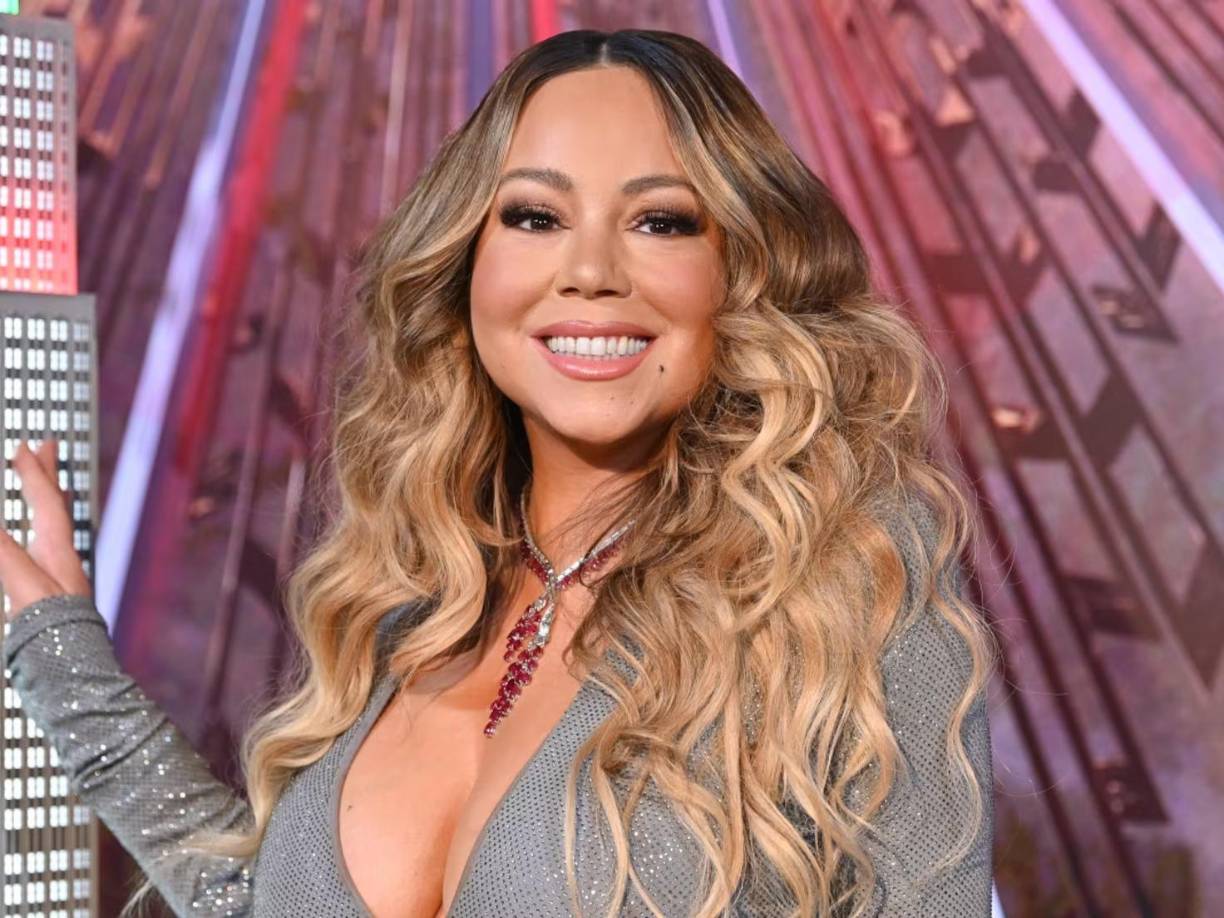 Con su característico rango vocal y su toque personal, Carey logró algo que muchos artistas jamás imaginarían: crear una canción de Navidad que no solo sobreviviera a las décadas, sino que se convirtiera en un pilar de la temporada.