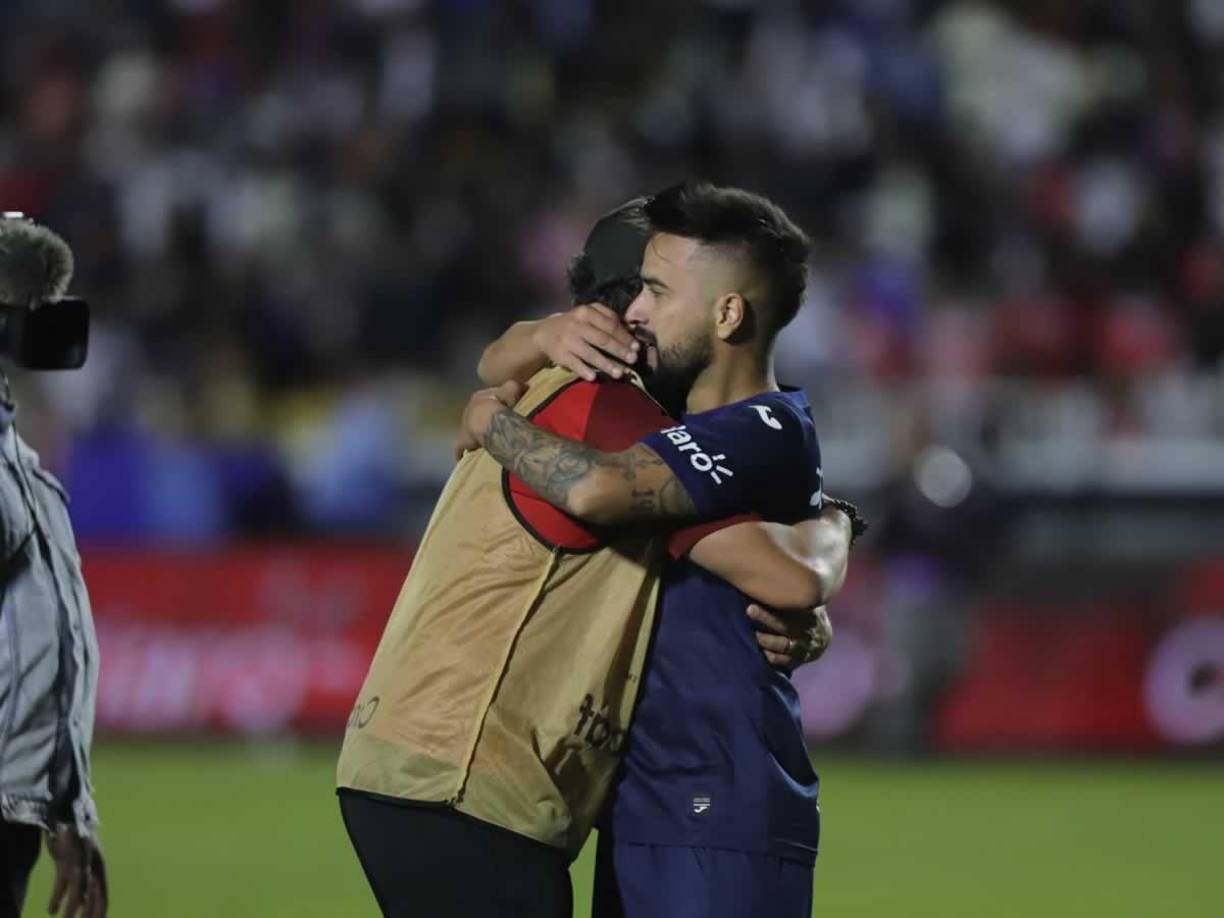 Pedro Troglio felicitando al argentino Rodrigo Gómez tras el final del partido.