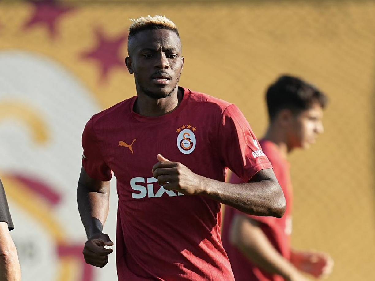 Asimismo, Victor Osimhen, pero en el Galatasaray. El delantero nigeriano hizo su primera práctica y se reencuentra con su excompañero del Napoli, Dries Mertens. Cabe señalar que se encuentra cedido por esta temporada, pero sin la opción de compra.
