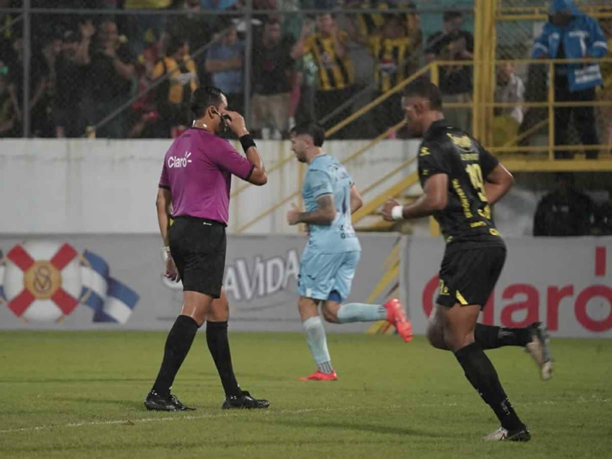 El árbitro Selvin Brown invalidó el gol de Agustín Auzmendi por un fuera de juego que no era.