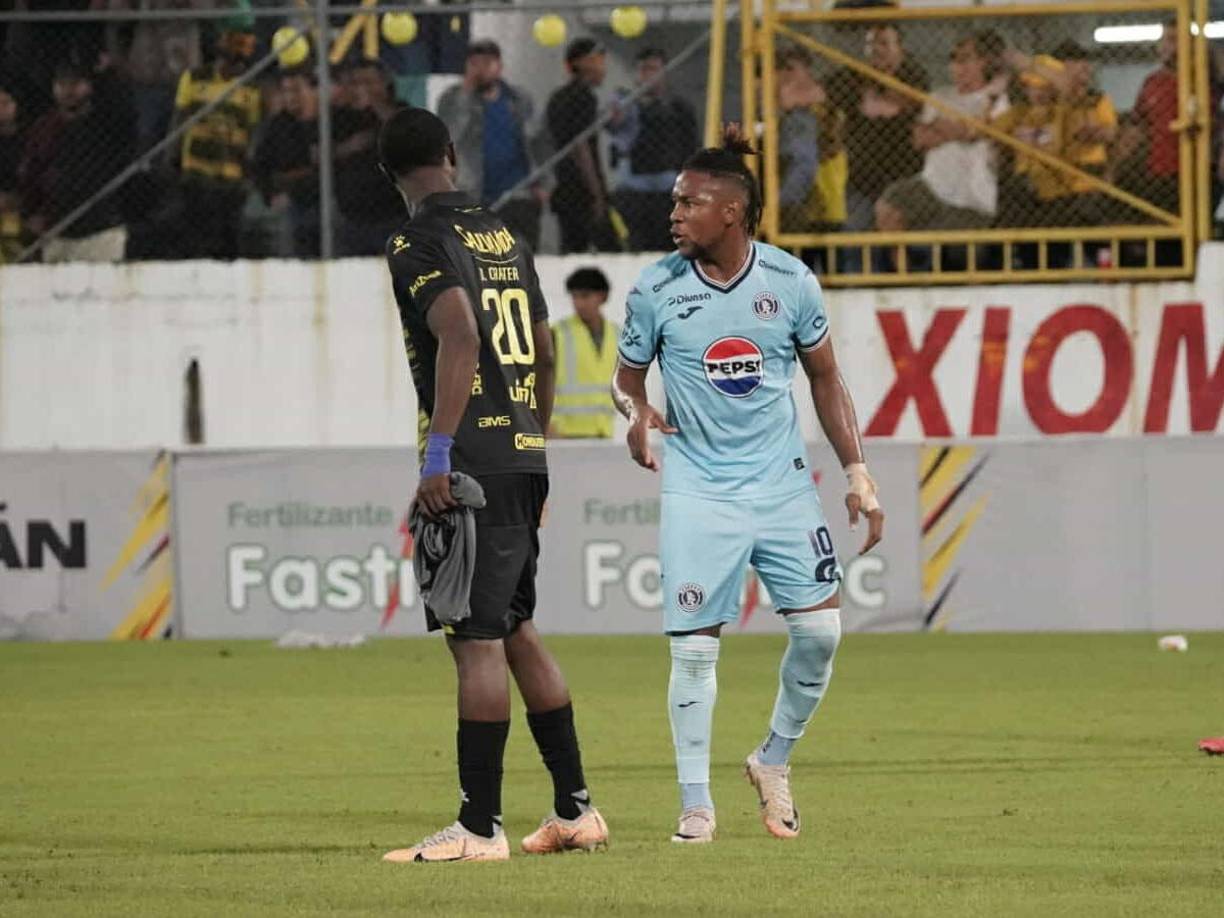 Al final del partido se calentaron los ánimos entre Yeison Mejía y Daniel Carter Bodden.