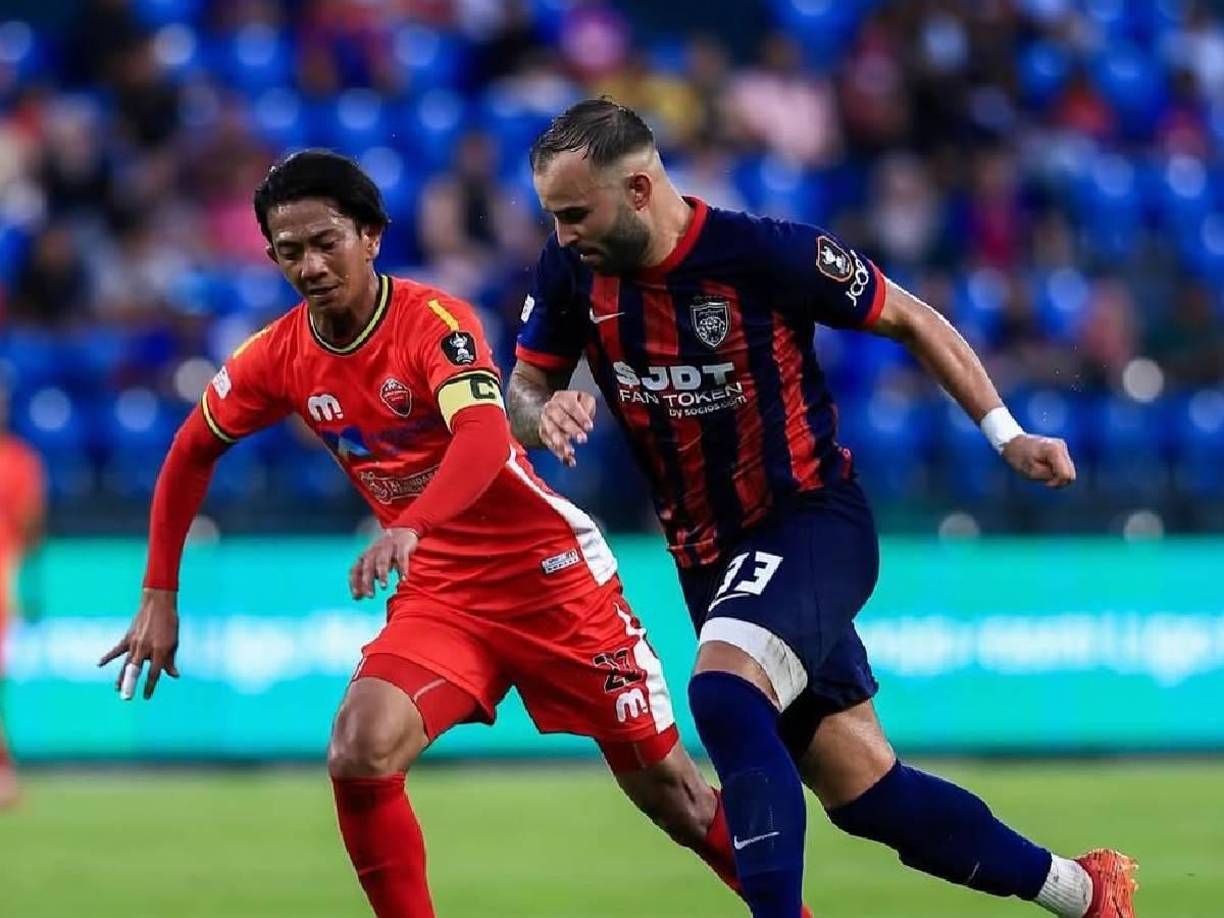 “Sabía que si mantenía ese ritmo le podía discutir a cualquiera. Era joven y lo estaba haciendo muy bien en el mejor club del mundo, con la mayor presión. Florentino me llevó al mejor cirujano de Alemania. Pero cuando tuve la infección y me tuvieron que limpiar dos veces, dije: ‘Se acabó’. Cuando me empecé a encontrar mejor en mi último año con el Madrid se acababa la Liga”.