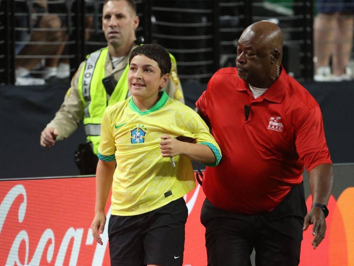 Los intrusos llegaron y la seguridad privada intervino para que los aficionados no ingresaran al terreno de las acciones.