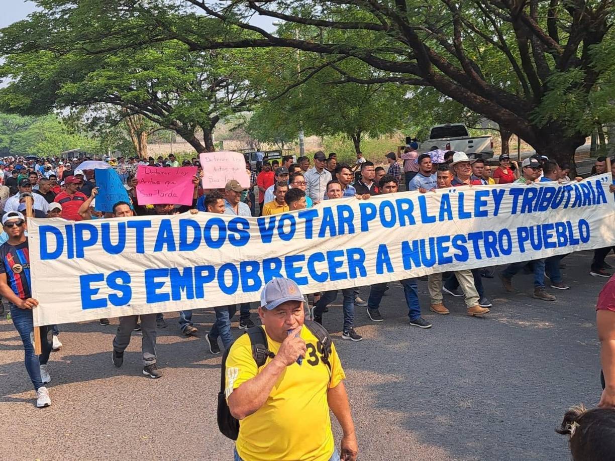 ”Diputados, votar por la Ley Tributaria es empobrecer a nuestro pueblo”, fue uno de los mensajes que enviaron los manifestantes a quienes promueven dicho proyecto. 