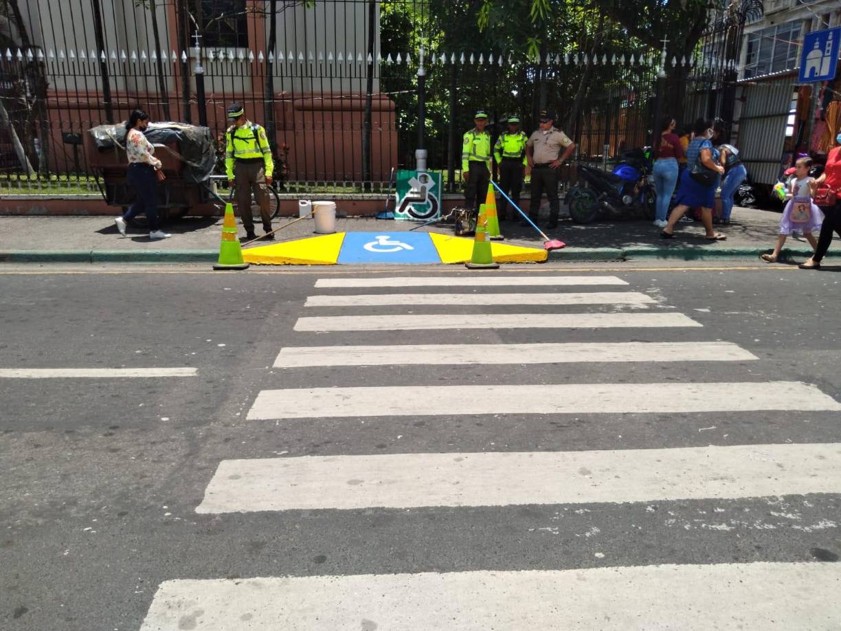 Las actividades las iniciaron en la primera calle frente a la catedral.