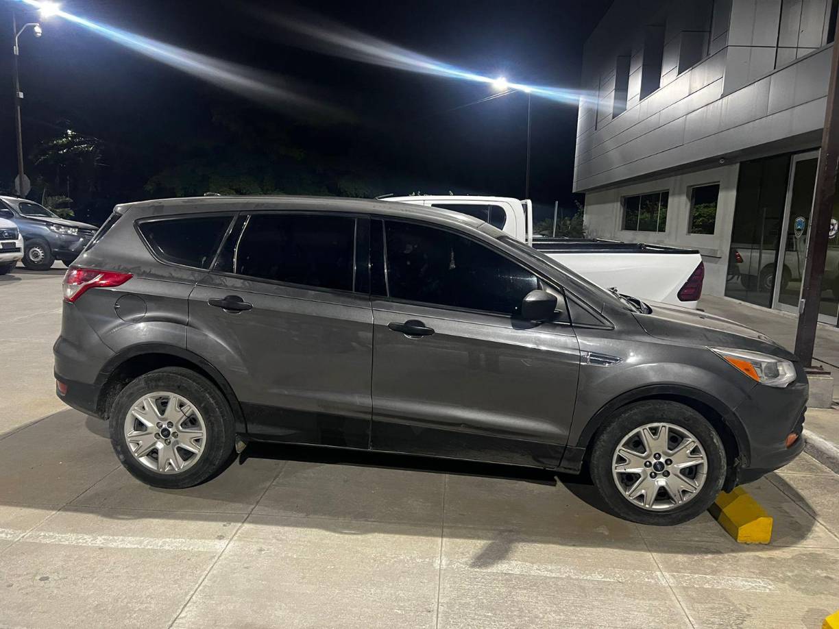 Este, supuestamente, es el carro que usaban para delinquir. Los sujetos fueron detenidos en el segundo anillo de San Pedro Sula. 