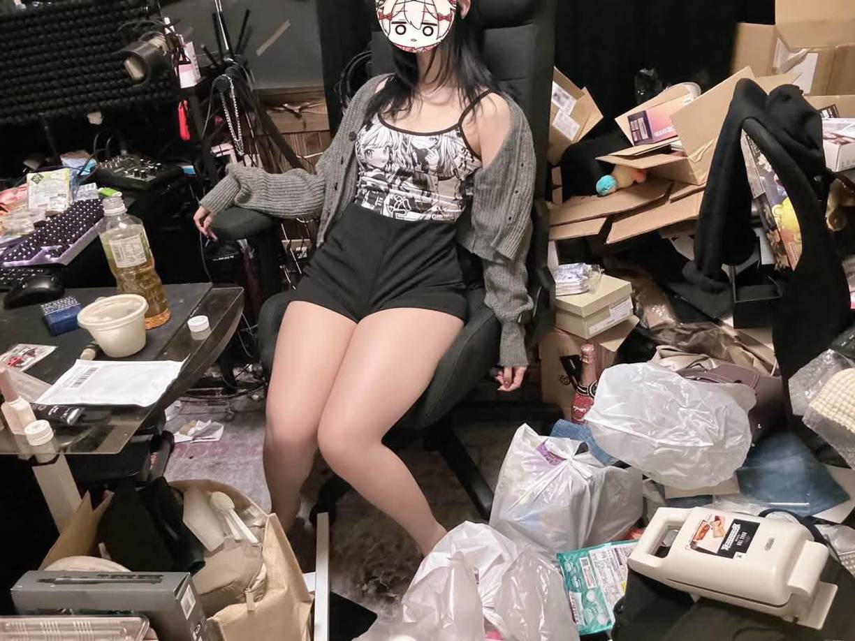 Sin embargo, fue en una reciente transmisión en vivo, el 24 de noviembre, que Beamori Yurumo alcanzó una mayor fama. En este video titulado “Transmisión en vivo de cuarto sucio: Así es el cuarto desordenado de una mujer soltera de 26 años”, mostró aún más el desorden de su habitación, con cajas, envases y otros objetos esparcidos por el suelo.