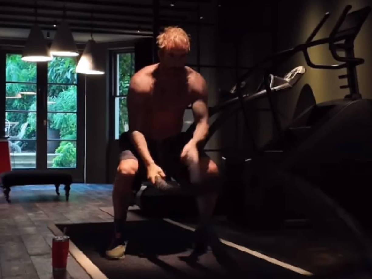 Después, continuó con el press militar con pesas para los hombros y unos flexiones explosivas.