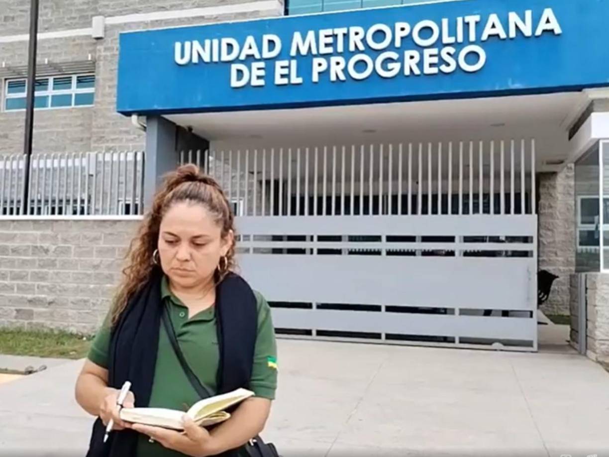 Margarita Fúnez se presentó a la Unidad Metropolitana de El Progreso a presentar una denuncia, sin embargo, se quejó que no le han dado explicaciones del accidente en que se vio involucrado un camioncito y el joven universitario. 