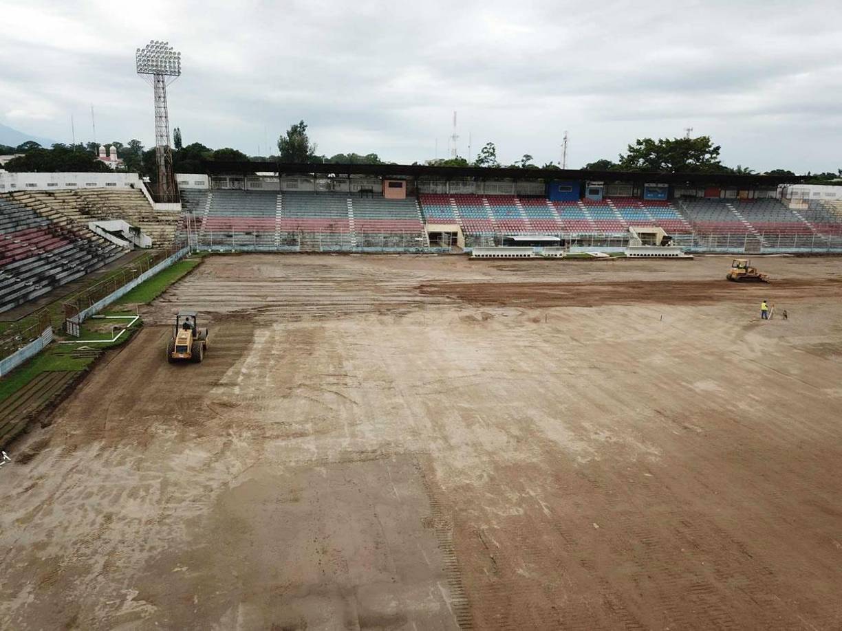 Las porterías también fueron removidas del Estadio Ceibeño. ¡Se viene la tercera grama híbrida en Honduras!