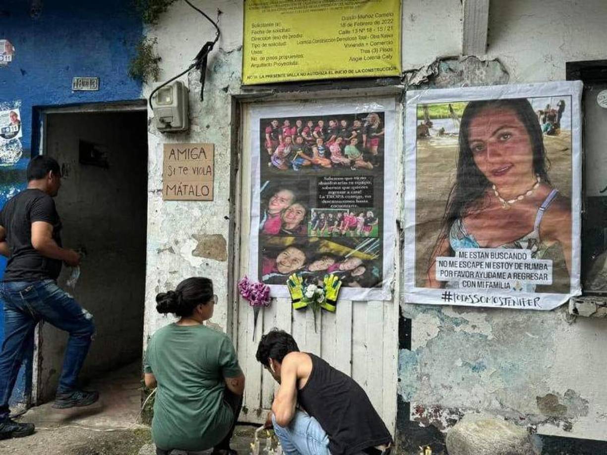 Con veladoras blancas, fotografías y los guantes de fútbol que ella usaba en sus partidos, varias personas recordaron a la joven y exigieron justicia para su caso.