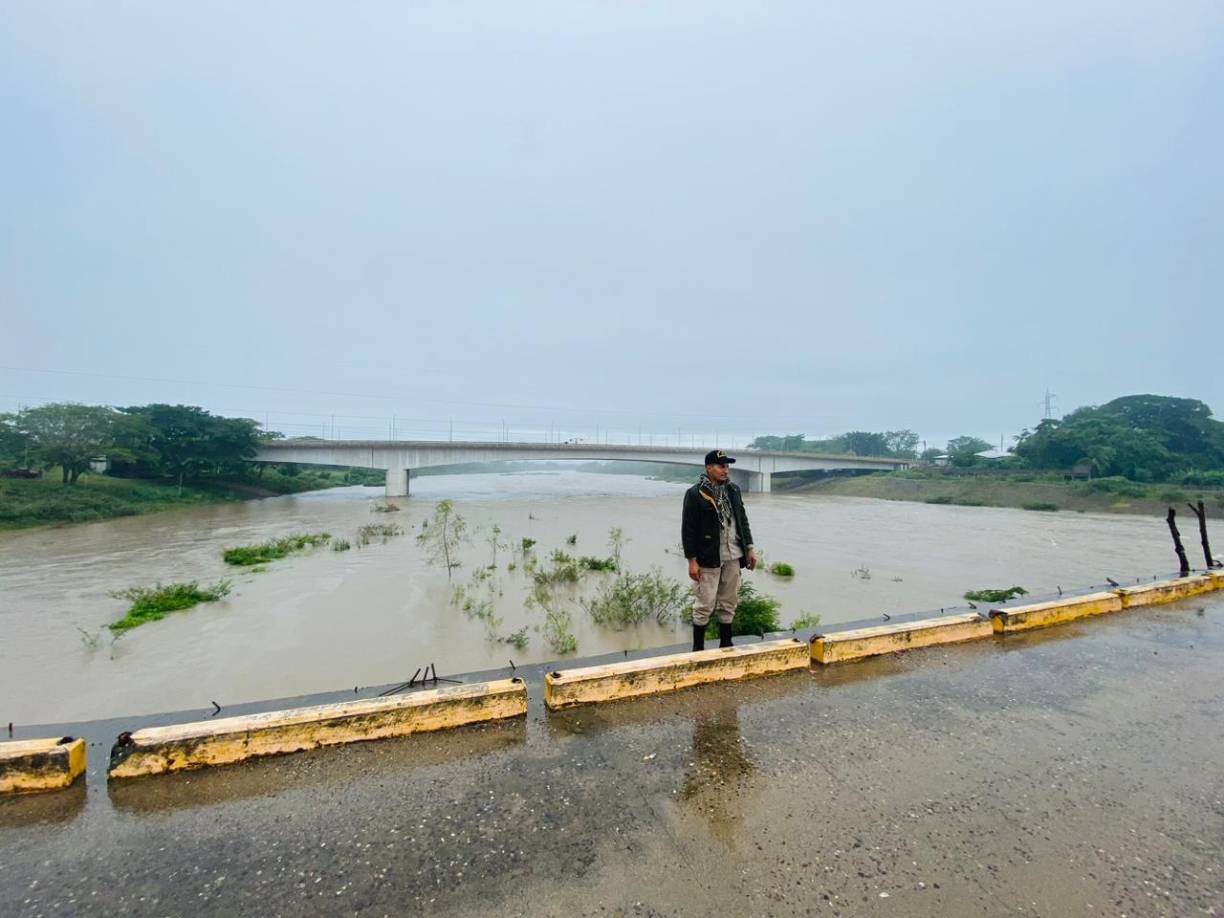 Canal Maya a dos metros de superar el bordo. 