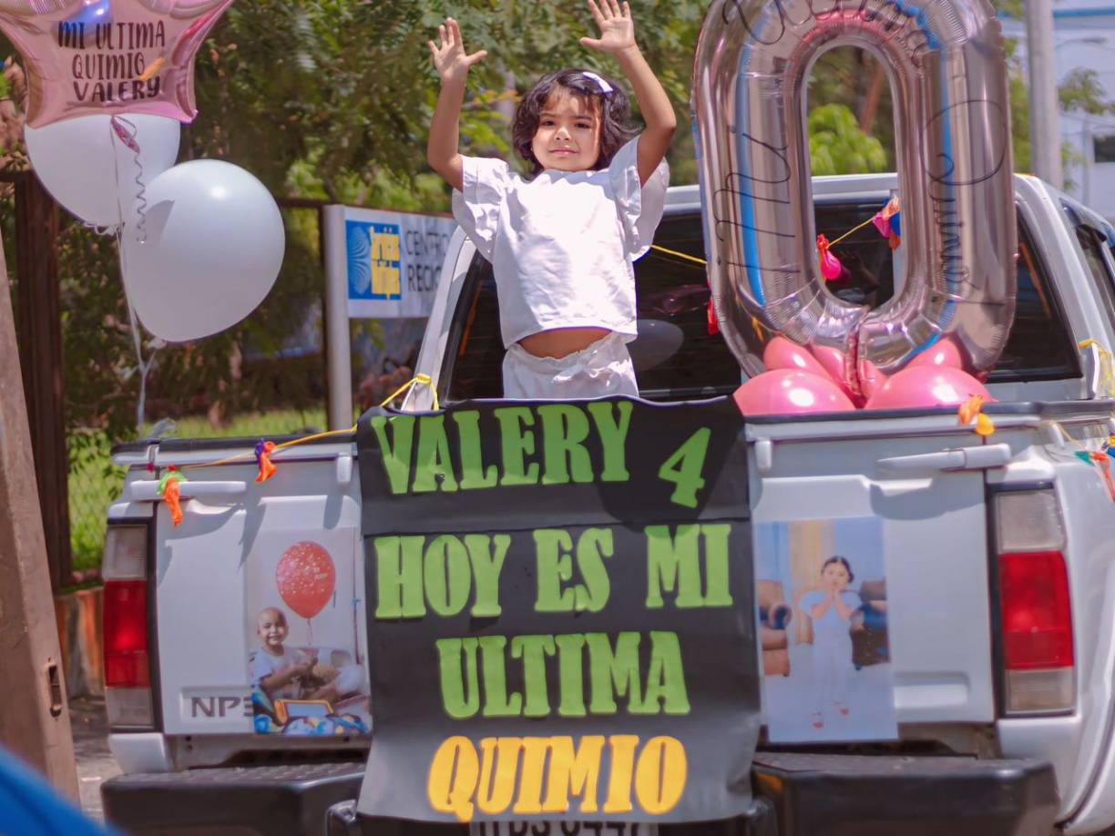 Una más para el recuerdo. Ese vehículo lleno de globos multicolores con el rótulo: “Valery 4, hoy es mi última quimio” invadió las redes sociales y los portales noticiosos. Muchísimos compartieron la dicha de una pequeña que de grande quiere convertirse en una doctora. 