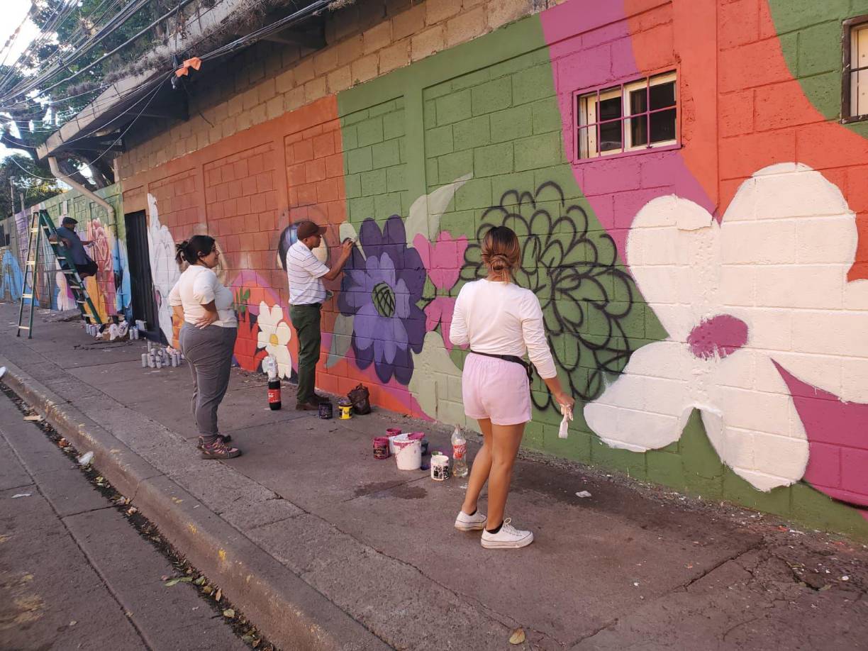 Mientras se llenaba de vida la fachada, muchas personas daban sus buenos deseos a los artistas, así como palabras de agradecimiento por involucrarse en este tipo de eventos. 