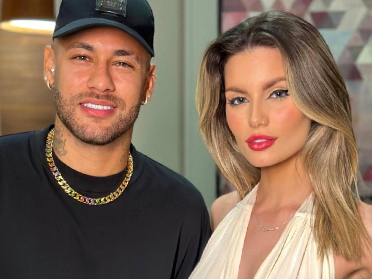 Posteriormente, Neymar tras un partido de Fecha FIFA con la selección de Brasil realizó una fiesta y se le vinculó con Rebeca Ribeiro.