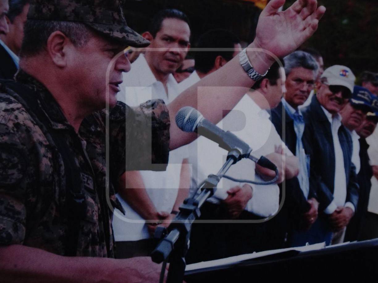 A los 15 años, decidió ingresar a la Academia Militar de Honduras General Francisco Morazán, graduándose como subteniente y bachiller en ciencias y letras el 21 de diciembre de 1975. 