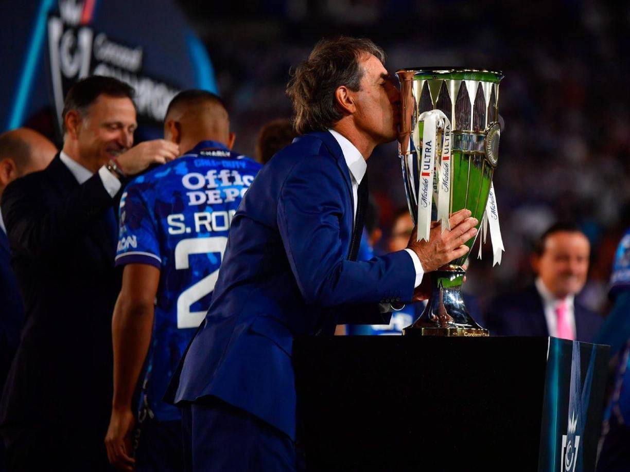 Guillermo Almada conquistó recientemente la Liga de Campeones de Concacaf con Pachuca y por el gran nivel de los Tuzos es fuerte candidato para llegar al banquillo de la selección de México.