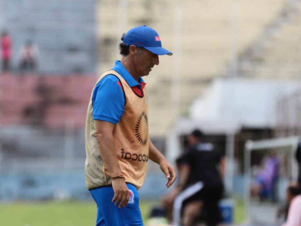 Pedro Troglio volvió a las andadas... el técnico del campeón Olimpia no pudo con el enojo de la derrota parcial de su equipo 3-0 sobre el Victoria en La Ceiba.