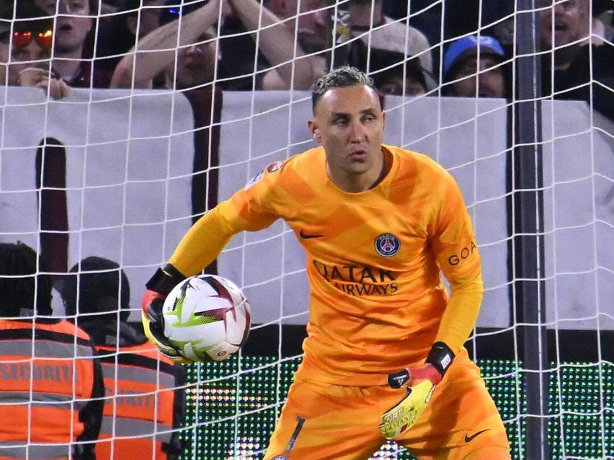 “A la espera de resolver su futuro, que está en manos de Jorge Mendes, otro factor que, en el caso de que el Barça se decida a reforzar la portería, podría ayudar a concretar la operación. Y es que el superagente portugués ya ha hecho varios negocios con el Barcelona y las relaciones con el club catalán son excelentes”, añadió Mundo Deportivo.