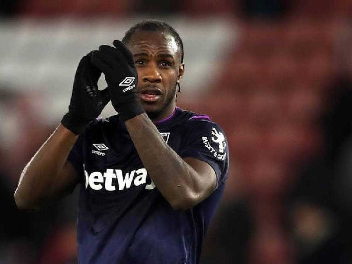 “El West Ham United puede confirmar que Michail Antonio se ha sometido a una cirugía por una fractura en un miembro inferior tras el accidente de tráfico ocurrido en la tarde del sábado. Michail continuará siendo vigilado en el hospital en los próximos días”, informó el club en un comunicado.