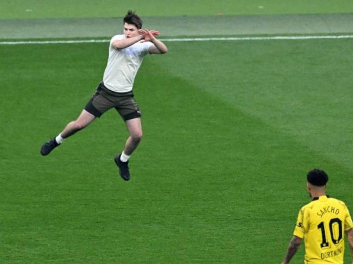 La Final de la Champions League se detuvo segundos después de que el encuentro deportivo había comenzado.