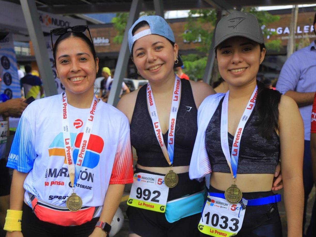 Tres hermosas chicas posaron para el lente de Diario LA PRENSA con sus respectivas medallas tras haber participado en la carrera de atletismo. 