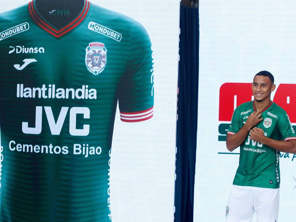Javier Arriaga modeló la nueva camiseta de local que usará Marathón para la próxima campaña.