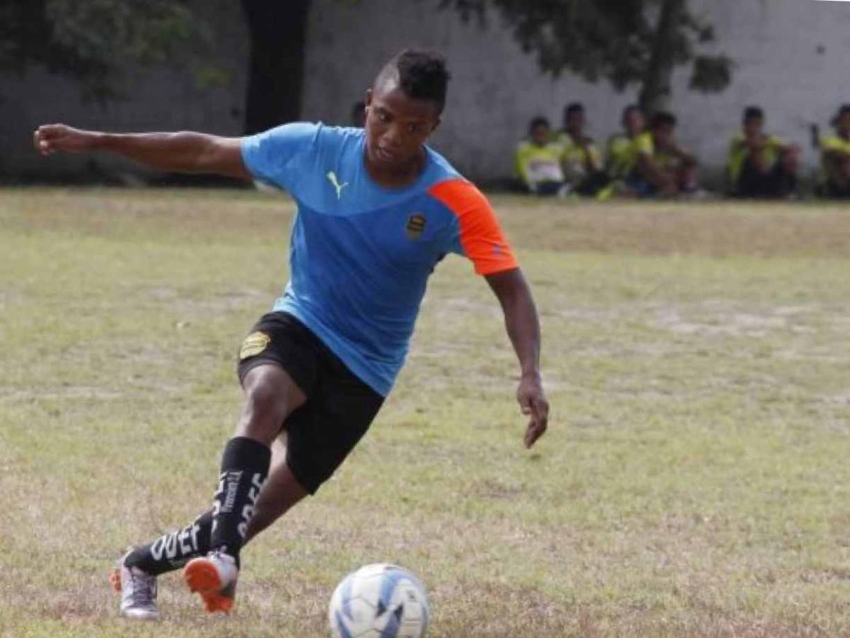 “En eso de retirarme del fútbol mucha gente me decía que no bajara los brazos, que siguiera adelante. Yo recuerdo que muchos decían “Chicharito va a llegar lejos”. Son cosas que pasan en la vida, nunca le reproché a Dios por las cosas que estaban pasando. A los 19 años le dije adiós al fútbol profesional, increíble pero cierto”, señaló Steven Ramos en su momento en una charla con Diario LA PRENSA.