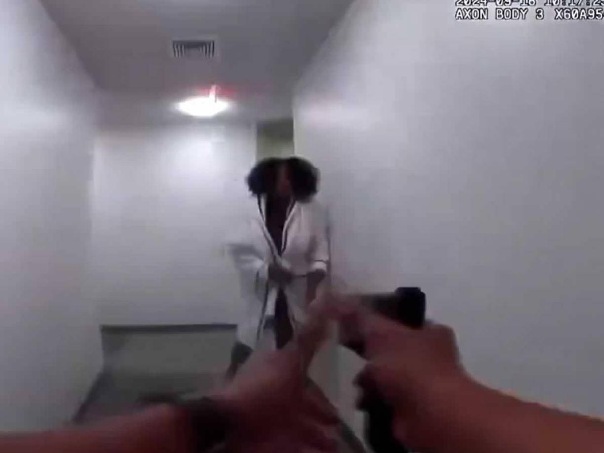 Ante la situación de peligro, el agente policial sacó el arma, comenzó a retroceder y sacó su arma mientras gritaba: “Retroceda”. Wilson continuó avanzando y cortó varias veces más antes de que el agente le disparara tres veces, según la policía. El oficial quedó ensangrentado tras recibir el corte mientras gritaba para pedir ayuda.