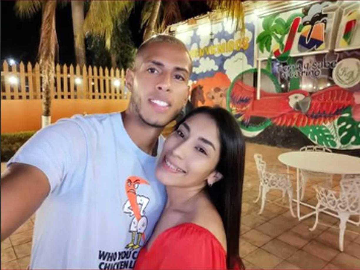 Eddie Hernández, delantero del tetracampeón Olimpia, disfrutando con su mujer Lorena Varela.