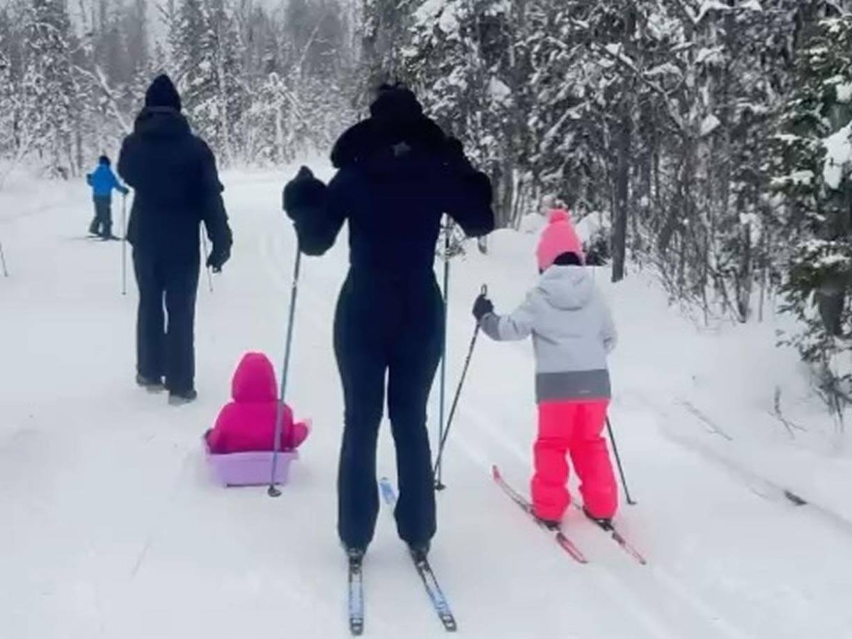 En Laponia, durante el invierno hace mucho frío. ¿Por qué? Esta región a norte de Finlandia está en medio del círculo polar ártico, y esto hace que las temperaturas más cálidas en invierno rodean a los -10 º C. Los días de mucho frío, las temperaturas pueden alcanzar los -35 º C (¡En casos muy extremos!).