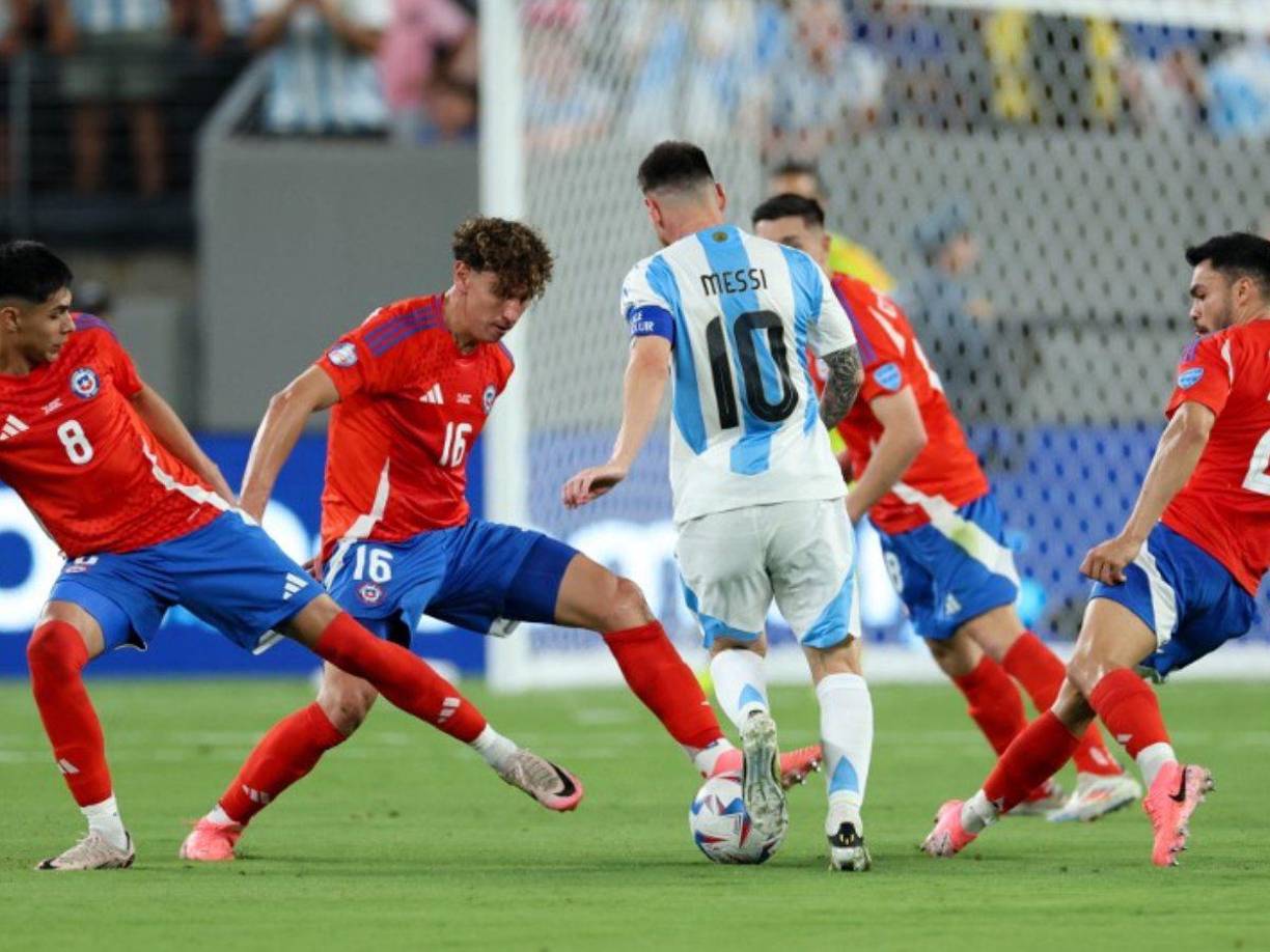 La vuelta de Messi a la actividad en la Copa América 2024 estará sujeta a su evolución, respaldada por el parte médico oficial de la Selección Argentina. 