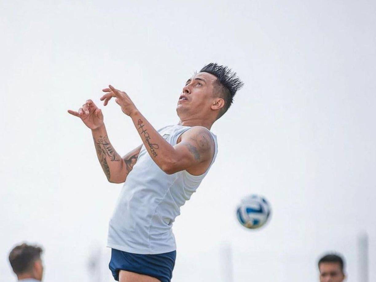 Cueva solo fue un día jugador del Cienciano de Perú. 