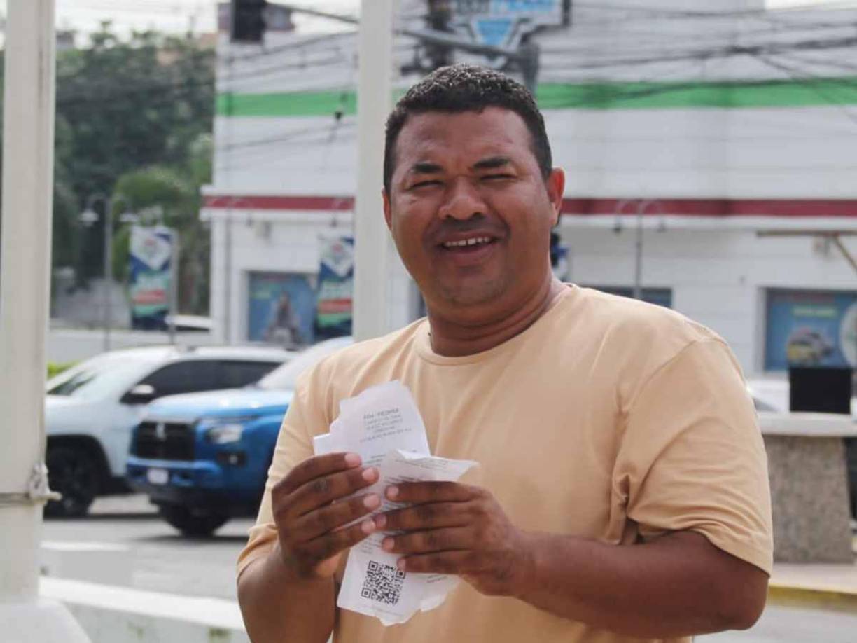 En las afueras del búnker del estadio Morazán se observa a los vendedores con boletos en mano de los sectores de sol, preferencia y palco