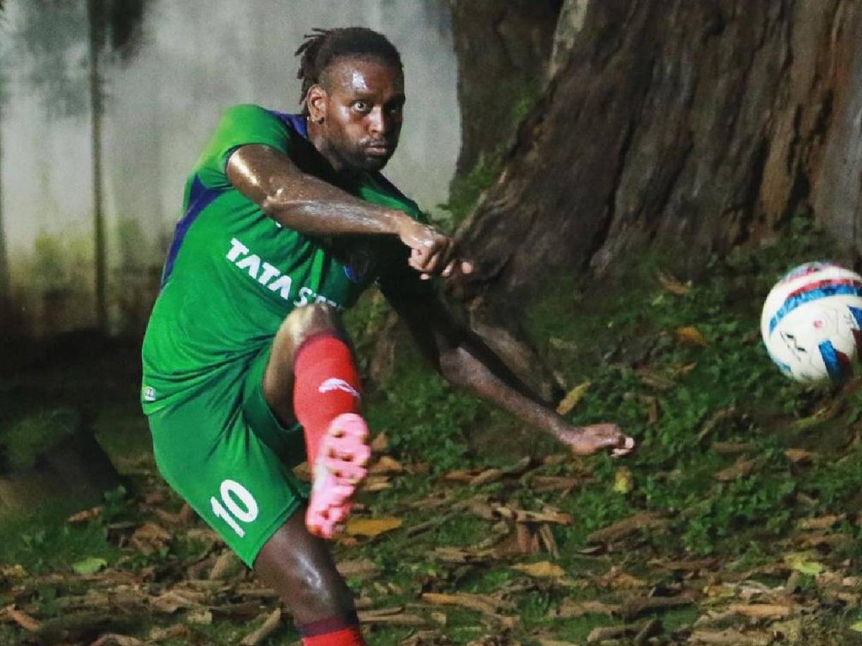 “Es increíble frente al arco. Este chico es un rematador increíble, tanto dentro como fuera del área. Tiene cualidades excepcionales, tiene la complexión que uno sueña con tener. Depende de lo lejos que quiera llegar porque tiene un gran potencial”, comentaba.