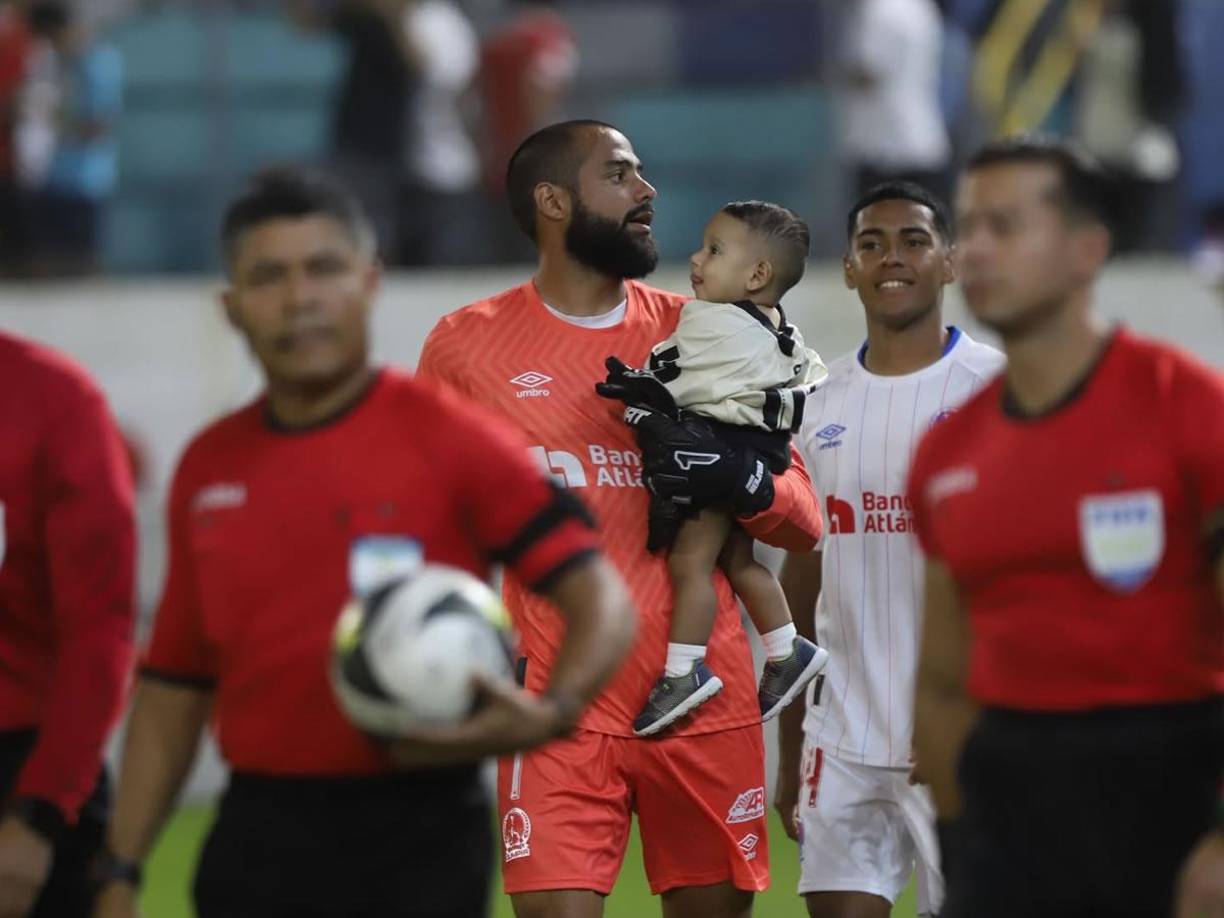 Edrick Menjívar salió al campo con un niño en brazos. Fue el único jugador de los dos equipos en hacerlo.