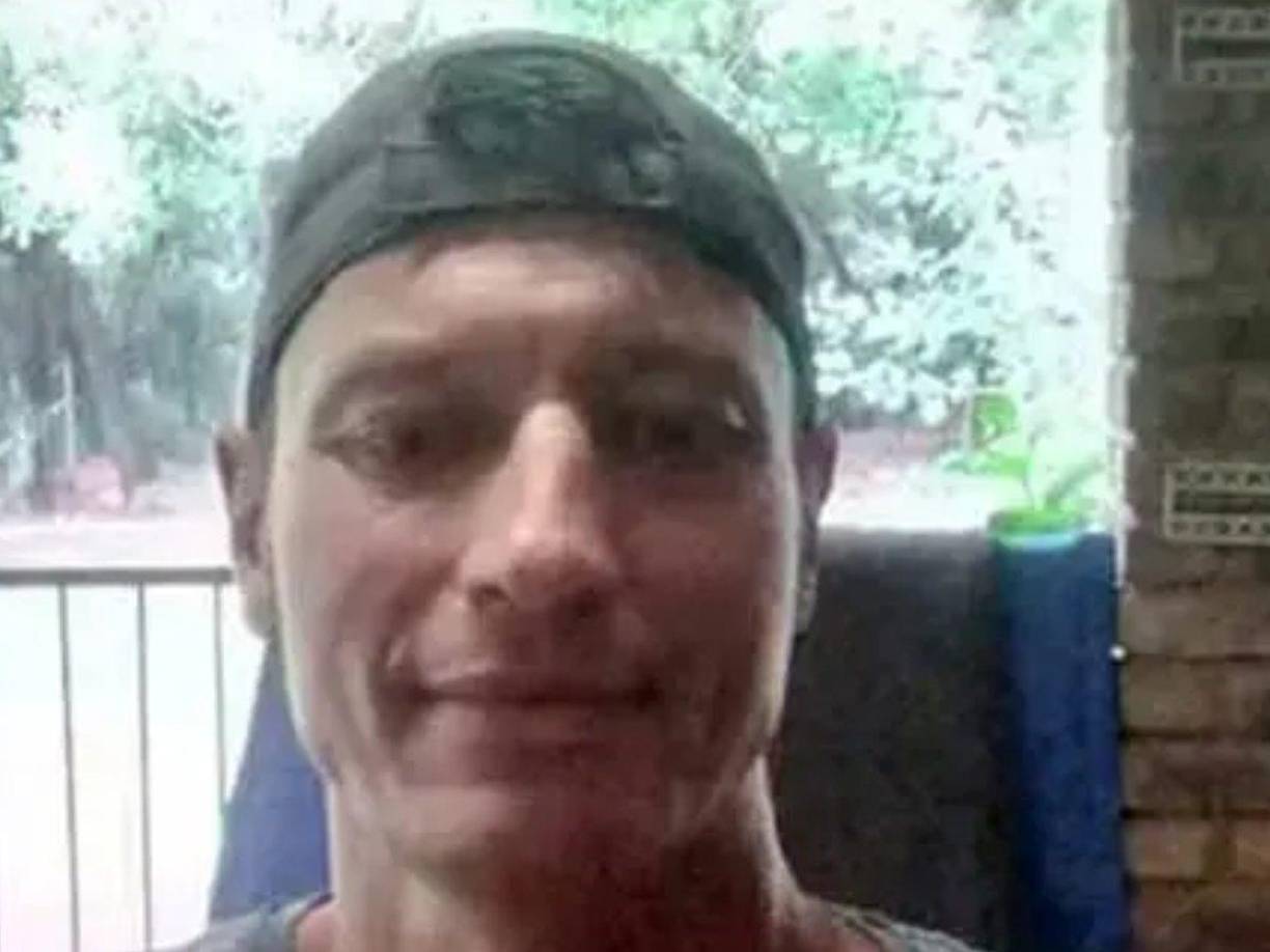 La desaparición del ex atleta de 42 años se reportó el pasado 17 de junio, luego de una visita a la casa de su madre en Bronkhorstpruit. Según expresó su hermana, Chrissie Lewis fue visto por última vez al ser recogido por un hombre que le prometió un trabajo. 