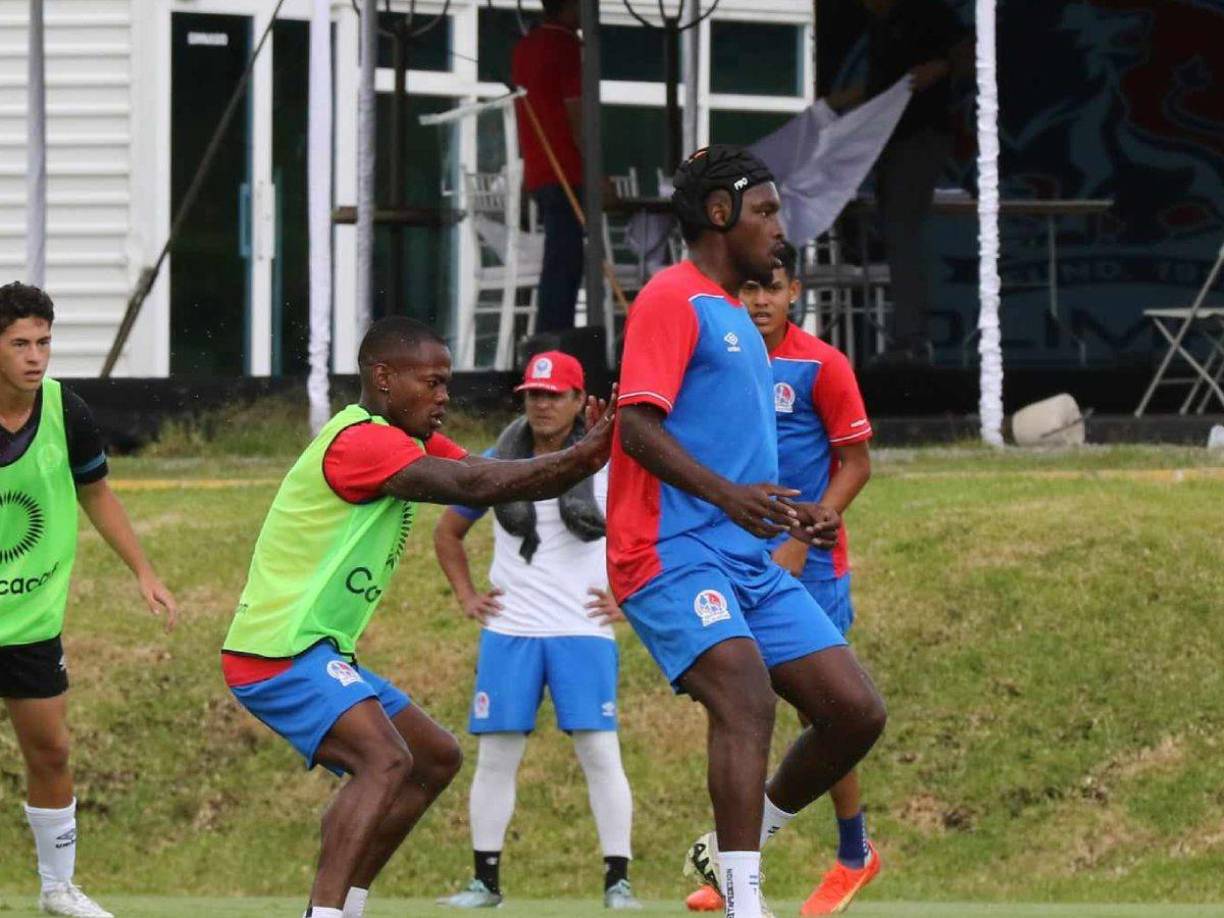 Solani hizo uno de los ejercicios con Alberth Elis. 