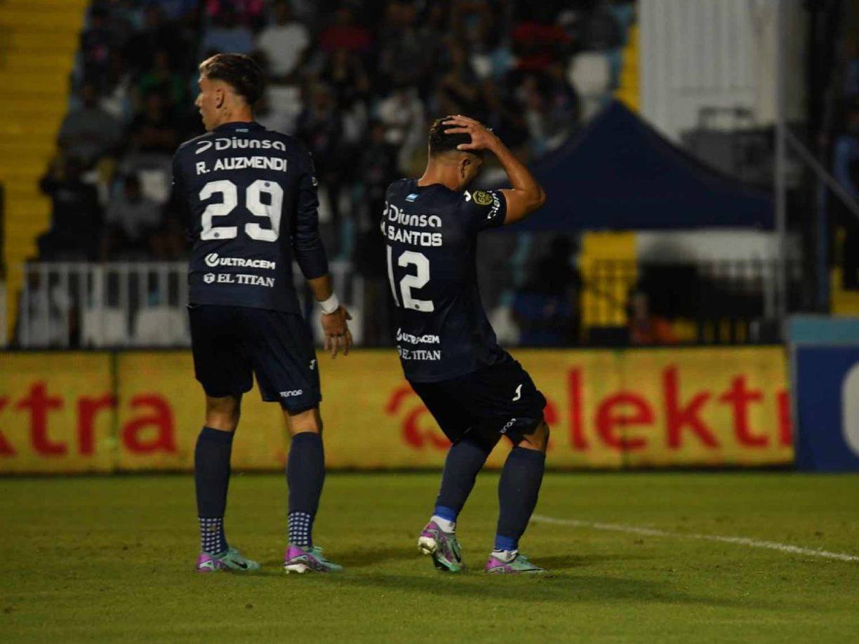 Marcelo Santos y su lamento luego de que el portero Luis Ortiz del Marathón realizó una brillante atajada.