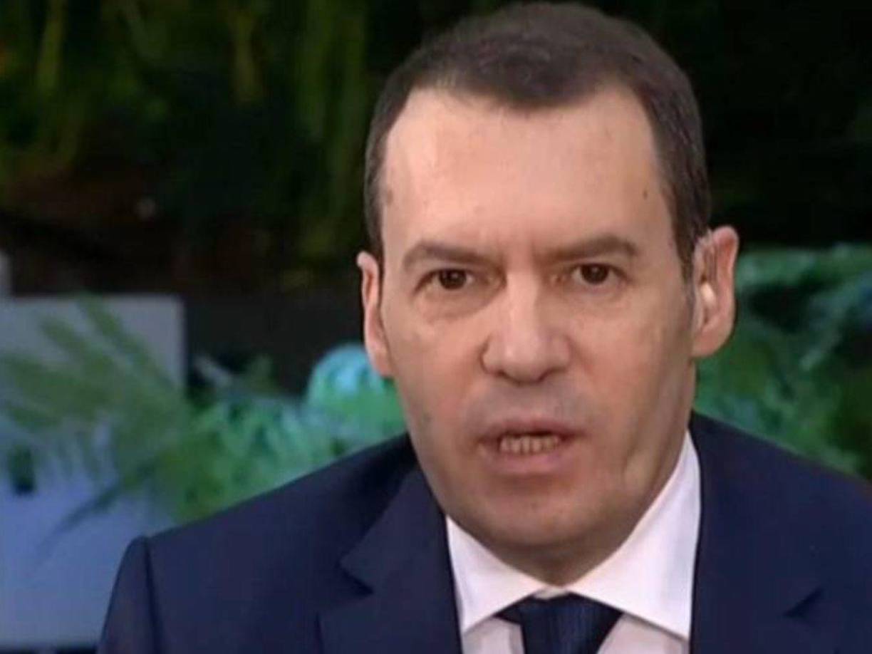 Esta misma bacteria provocaron el deterioro de prácticamente todo el tejido pulmonar, según dio a conocer David Faitelson, y fue el pasado 8 de septiembre cuando se informó que se había sometido a una cirugía para el trasplante doble de pulmón, procedimiento del que había salido bien.