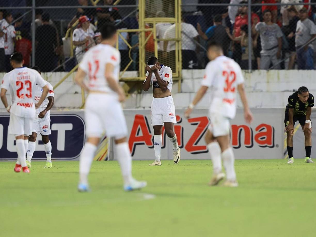 La tristeza de los jugadores del Olimpia tras sufrir la primera derrota del Torneo Clausura 2025.