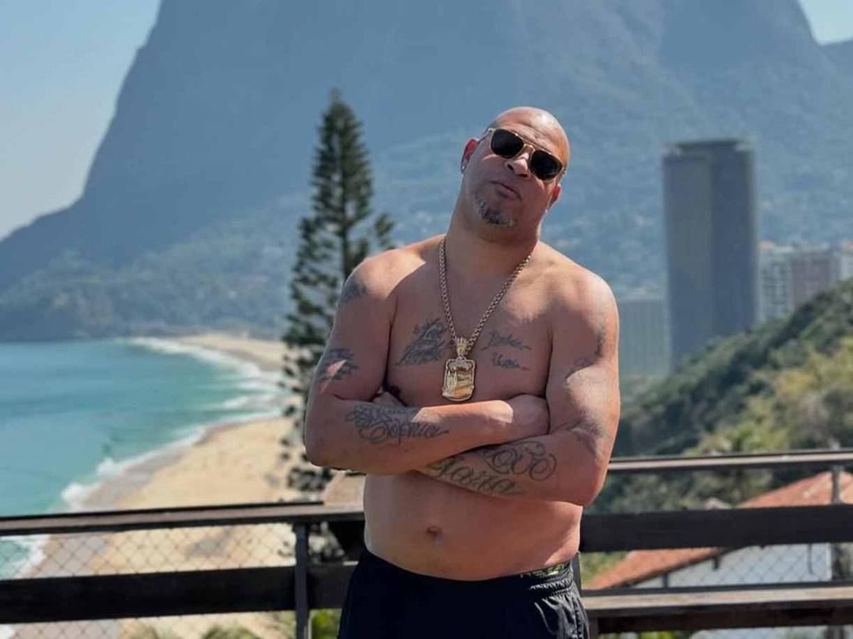 “Mi madre le dijo: ‘Vamos, Mirinho (su padre), está con sus amiguitos, no va a hacer ninguna locura. Sólo está ahí riéndose, déjalo tranquilo, Adriano también está creciendo’. Pero no hubo conversación. El viejo se volvió loco. Me arrancó la taza de la mano y la tiró a la cuneta: ‘Yo no te enseñé eso’, me dijo”.