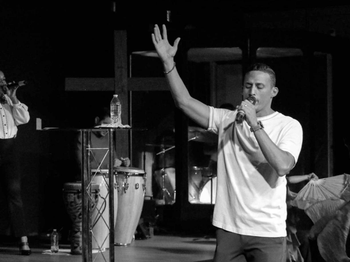 David Molina en una de las reuniones en donde imparte la palabra de Dios.