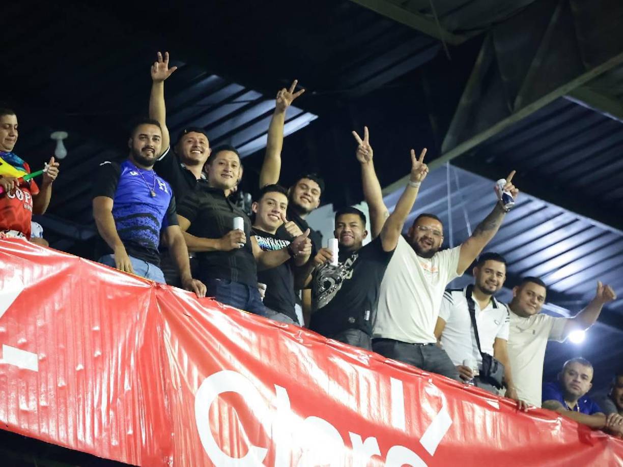 La afición catracha no falló y se hizo sentir en el recinto sampedrano en la previa del gran duelo.