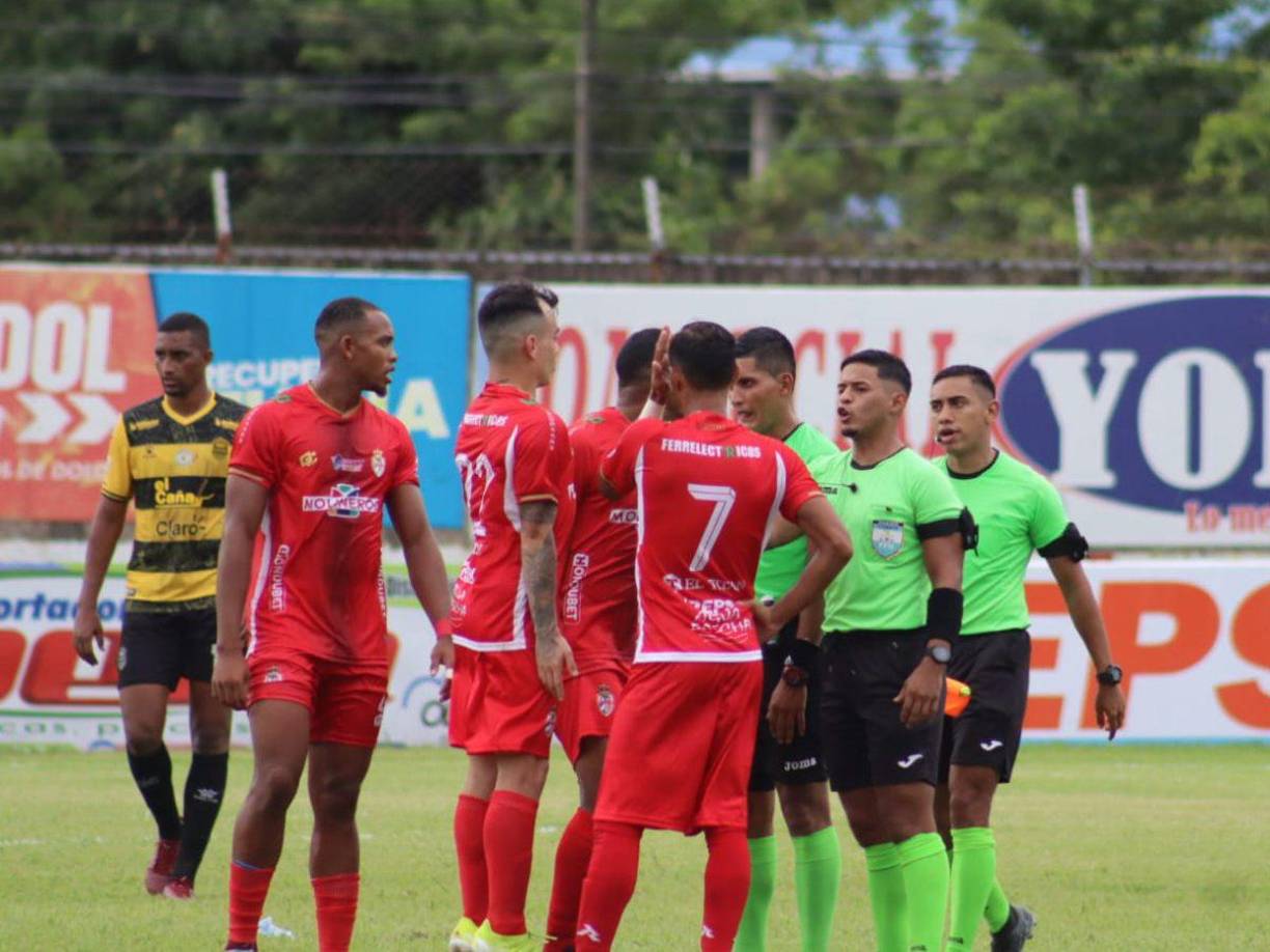 A los 34 minutos del primer tiempo llegó la polémica. Real Sociedad se quedó con diez por una discutida expulsión del zaguero Luis Ortiz. 