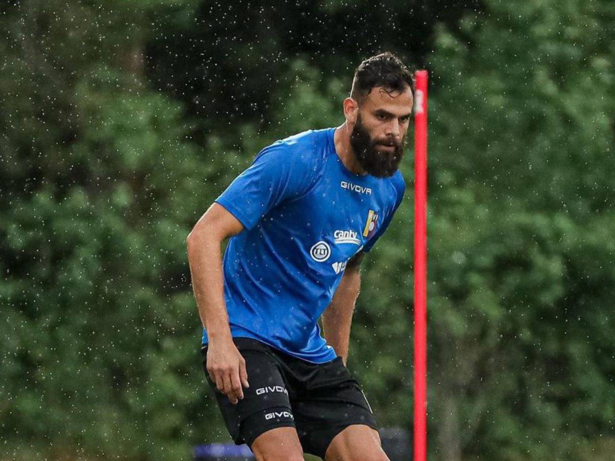 Con una larga trayectoria en el extranjero, que incluye pasos por Europa en Rusia e Italia, el zaguero es pieza habitual en las convocatorias de la Vinotinto, con la que disputado 37 partidos y ha marcado tres goles.